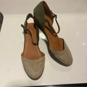 Kenneth Cole Beige and Green Wedges